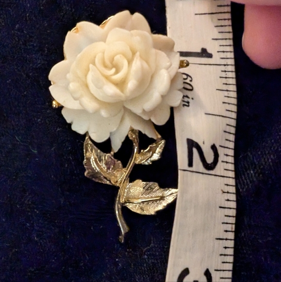 Vintage white celluloid flower - Picture 2 of 6
